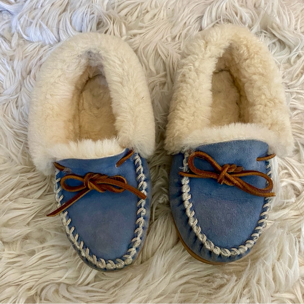 L.L. Bean Blue Suede Sheepskin Women’s Slippers! Size 7. EUC!
